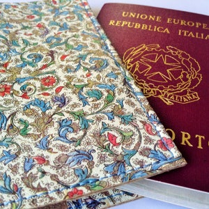 Porta Passaporto, Copertina per Passaporto, Custodia per Passaporto fatta a mano in Ecopelle, in stile Carta Fiorentina, Modello Azzurro