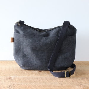 Sac à bandoulière arrondi en toile délavée pour homme et femme. Sac à main en toile décontracté pour un usage quotidien.