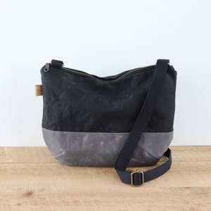 Sac à bandoulière en toile cirée bicolore pour homme et femme. Sac en toile ciré décontracté résistant à l'eau pour l'extérieur, les voyages, un usage quotidien.