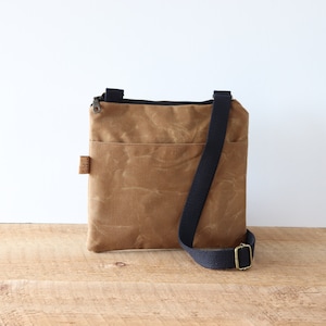 Petit sac en toile cirée. Sac à bandoulière résistant à l'eau pour femme et homme. Mini sac à main mince et solide pour les voyages, la randonnée et l'extérieur.
