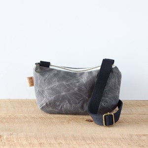 Mini sac en toile cirée. Mini sac à bandoulière résistant à l'eau pour femme. Sac à main unisexe minimaliste à bandoulière pour transporter vos essentiels de tous les jours.