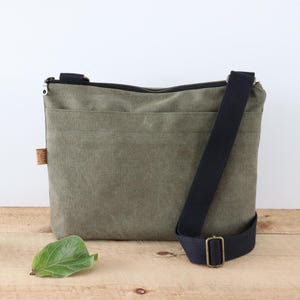 Grand sac à bandoulière délavé pour femme et homme. Sac à main décontracté en toile avec large bandoulière et poche extérieure.