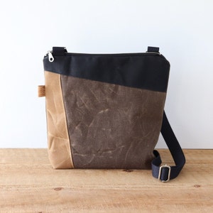Sac à bandoulière végétalien en toile cirée pour homme et femme. Sac en toile cirée robuste et résistante à l'eau pour tous les jours, la randonnée, les voyages et l'extérieur.