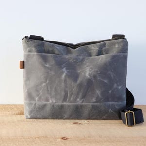 Grand sac à bandoulière en toile cirée pour homme et femme. Sac messager solide et résistant à l'eau avec fermeture éclair, poches et large bandoulière.