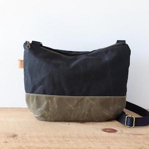 Sac à bandoulière en toile cirée bicolore pour homme et femme. Sac en toile ciré décontracté résistant à l'eau pour l'extérieur, les voyages, un usage quotidien.