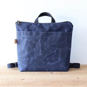 Petit/moyen sac à dos en toile cirée pour femme et homme. Sac à main résistant à l'eau pour les voyages, la randonnée, tous les jours, avec une poignée zippée.