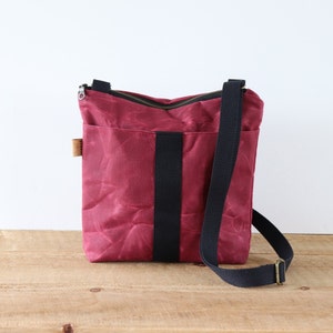 Sac à bandoulière en toile cirée pour homme et femme.  Sac à main végétalien décontracté à bandoulière pour femme pour tous les jours, les voyages, la randonnée et le shopping.