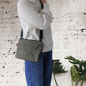 Petit sac à main en toile cirée pour femme. Sac à bandoulière décontracté en toile de coton ciré pour tous les jours, une utilisation en extérieur, les voyages et un cadeau.