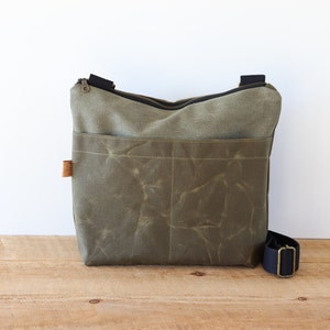 Grand sac à bandoulière en toile cirée avec fermeture éclair et poches extérieures. Sac en toile cirée pour femme et homme pour l'extérieur, les voyages, un usage quotidien.