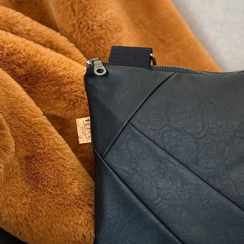 Porte-monnaie en cuir végétalien noir pour femme. Sac à bandoulière chic en similicuir souple avec poches, fermeture éclair et large bandoulière. image 3