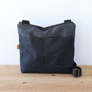 Grand sac à bandoulière en toile cirée avec fermeture éclair et poches extérieures. Sac en toile cirée pour femme et homme pour l'extérieur, les voyages, un usage quotidien.