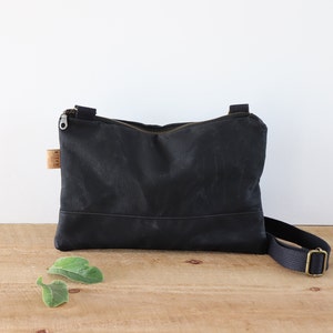 Petit sac en toile cirée. Sac à bandoulière résistant à l'eau pour femme et homme. Mini sac à main mince et solide pour les voyages, la randonnée et l'extérieur.