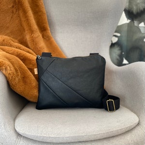 Porte-monnaie en cuir végétalien noir pour femme. Sac à bandoulière chic en similicuir souple avec poches, fermeture éclair et large bandoulière. image 2