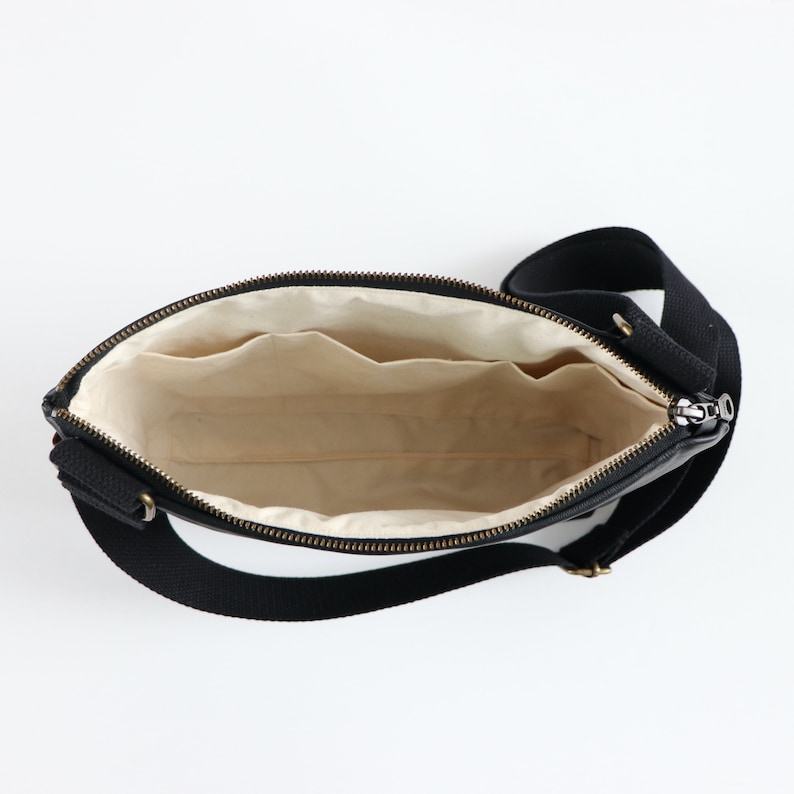 Porte-monnaie en cuir végétalien noir pour femme. Sac à bandoulière chic en similicuir souple avec poches, fermeture éclair et large bandoulière. image 5