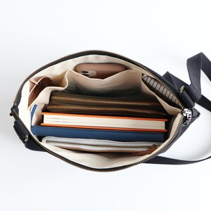 Two-Tone Stonewashed Canvas Crossbody Bag: Casual Everyday Purse bild 9