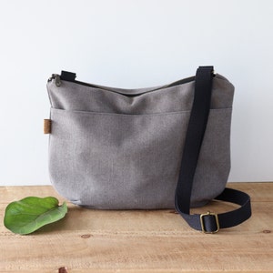 Sac à bandoulière arrondi en toile délavée pour homme et femme. Sac à main en toile décontracté pour un usage quotidien.