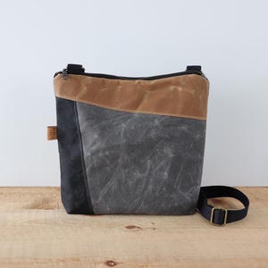 Sac à bandoulière végétalien en toile cirée pour homme et femme. Sac en toile cirée robuste et résistante à l'eau pour tous les jours, la randonnée, les voyages et l'extérieur.