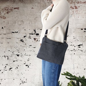 Sac à bandoulière en toile délavée pour homme et femme. Sac à main en toile décontracté pour un usage quotidien, avec fermeture éclair sur le dessus et poche extérieure sur le devant.