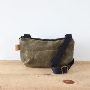 Mini sac en toile cirée. Mini sac à bandoulière résistant à l'eau pour femme. Sac à main unisexe minimaliste à bandoulière pour transporter vos essentiels de tous les jours.