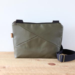 Porte-monnaie en cuir végétalien vert olive pour femme. Sac à bandoulière chic en similicuir souple avec poches, fermeture éclair et large bandoulière.