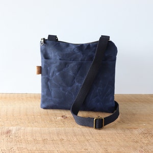 Petit sac à bandoulière en toile cirée pour homme et femme. Petit sac en toile cirée pour un usage décontracté, l'extérieur, les voyages, la randonnée, un usage quotidien.