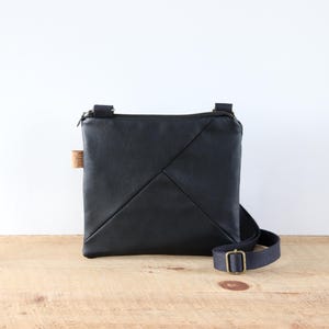 Petit sac à main chic en cuir vegan noir pour femme et ado. Mini sac à bandoulière en similicuir souple pour le voyage et tous les jours.