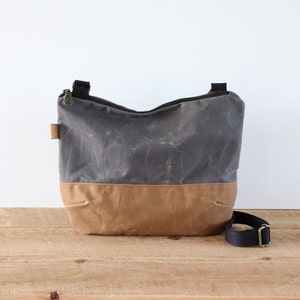 Sac à bandoulière automnal en toile cirée bicolore pour homme et femme. Sac en toile ciré décontracté résistant à l'eau pour l'extérieur, les voyages, un usage quotidien.