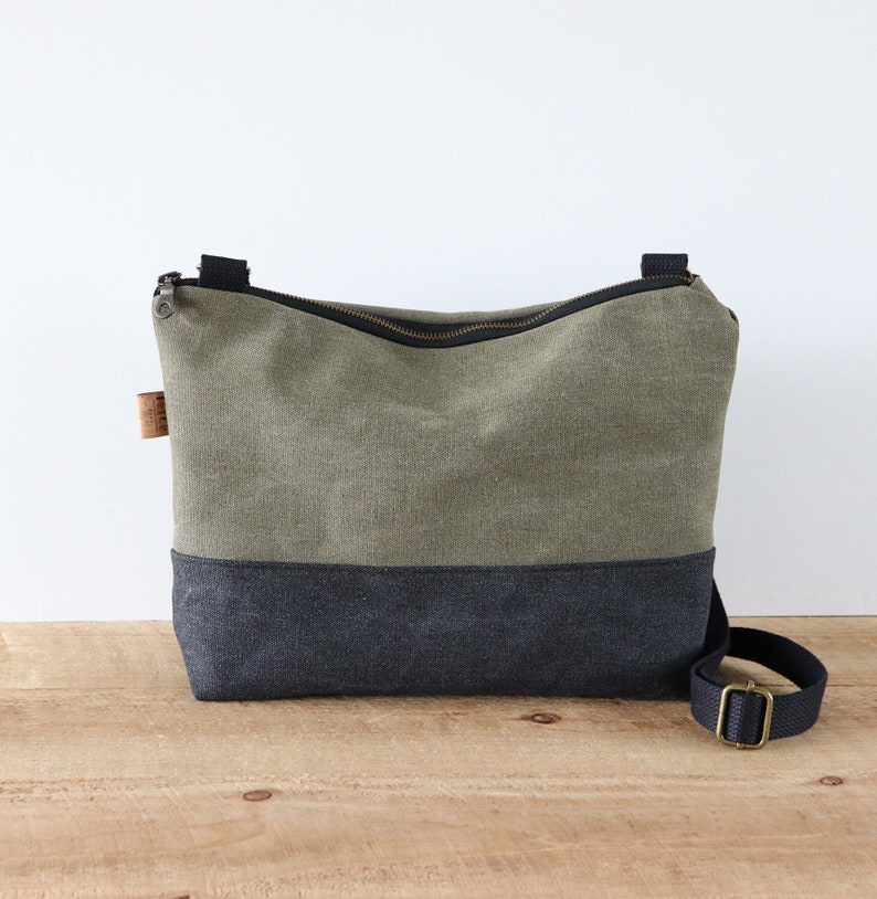 Two-Tone Stonewashed Canvas Crossbody Bag: Casual Everyday Purse bild 2