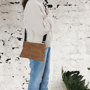 Petit sac en toile cirée. Sac à bandoulière résistant à l'eau pour femme et homme. Mini sac à main mince et solide pour les voyages, la randonnée et l'extérieur.