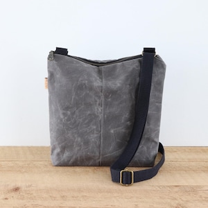 Sac à bandoulière fin en toile cirée pour homme et femme.  Sac à main végétalien décontracté à bandoulière pour femme pour tous les jours, les voyages, la randonnée et le shopping.