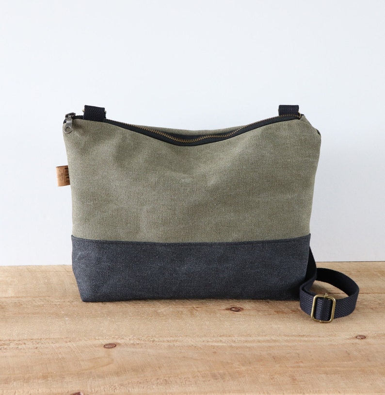 Two-Tone Stonewashed Canvas Crossbody Bag: Casual Everyday Purse bild 1