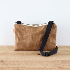 Petit sac en toile cirée. Sac à bandoulière résistant à l'eau pour femme et homme. Mini sac à main mince et solide pour les voyages, la randonnée et l'extérieur.