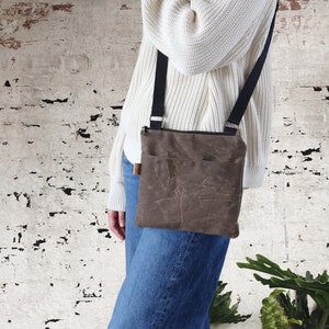 Petit sac en toile cirée. Sac à bandoulière résistant à l'eau pour femme et homme. Mini sac à main mince et solide pour les voyages, la randonnée et l'extérieur.