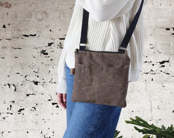 Petit sac en toile cirée. Sac bandoulière résistant à l'eau pour femmes et hommes. Mini sac à bandoulière solide et fin pour les voyages, la randonnée et l'utilisation en extérieur.