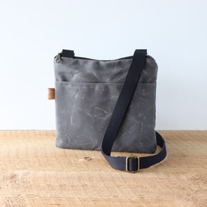 Petit sac à bandoulière en toile cirée pour homme et femme. Petit sac en toile cirée pour un usage décontracté, l'extérieur, les voyages, la randonnée, un usage quotidien.