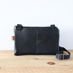 Petit sac à main chic en cuir vegan noir pour femme et ado. Mini sac à bandoulière en similicuir souple pour les voyages, les rendez-vous galants et tous les jours.