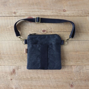 Sac banane en toile cirée pour le voyage, la randonnée et la promenade de chien. Sac banane vegan tendance pour femme. Cadeau sac banane plat pour petite amie, maman, soeur.