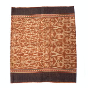 Könnte beinhalten: Ein gewebtes Textil in Braun und Weiß mit einem geometrischen Muster. Das Textil hat einen dunkelbraunen Rand.