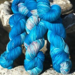 Fisch im Meer 80/20 superwash Merino Nylon handgefärbtes Garn, blau mit Spektren