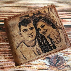 Cartera para hombres, regalo para hombre, cartera grabada con foto para novio, personalizar regalo de Navidad para hombre, cartera para hombres, cartera de cuero imagen 1