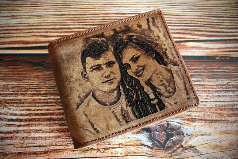 Cartera para hombres, regalo para hombre, cartera grabada con foto para novio, personalizar regalo de Navidad para hombre, cartera para hombres, cartera de cuero imagen 1