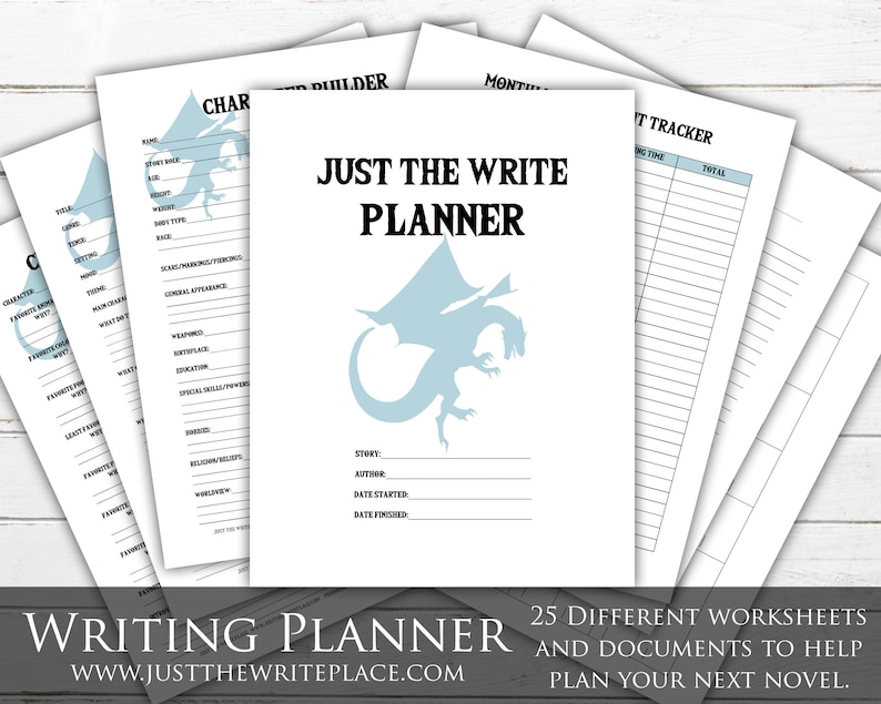K&ouml;nnte beinhalten: Ein Schreibplaner mit einem blauen Drachen-Design. Der Planer enth&auml;lt 25 verschiedene Arbeitsbl&auml;tter und Dokumente, die Ihnen helfen, Ihren n&auml;chsten Roman zu planen. Der Text "Just the Write Planner" befindet sich oben auf der Seite.