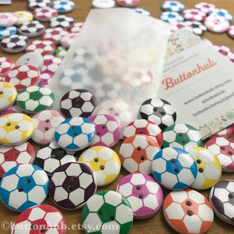 SEWING 10 X ROUND FOOTBALL PATTERN WOOD Craft Supplies 10 Sewing Free Buttons