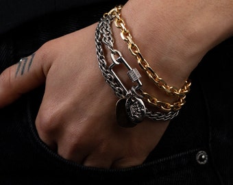 Bracciale a catena dorata: ciondolo a forma di moschettone in metallo misto