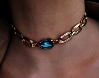 Gargantilla con cristales de Swarovski: circonita azul y cadena gruesa dorada