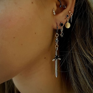 set di orecchini a forma di spada - orecchini lunghi a forma di pugnale - orecchini con ciondoli in argento e oro - orecchini a cerchio con spada - orecchini con set di zirconi cubici