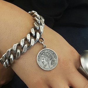 Oxidized silver curb bracelet - Thick link bracelet - Chunky Link Bracelet - Coin Bracelet - Dangle Coin Bracelet - Medallion Bracelet