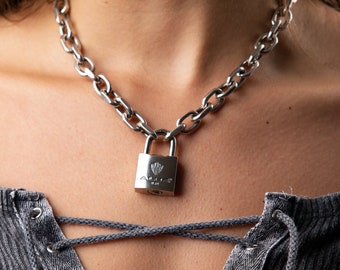 Padlock pendant on Cable chain - Original lock & key - Bold locking for women