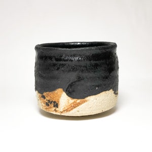 Cuenco ceremonial japonés tradicional - Cerámica artesanal Chawan en blanco y negro