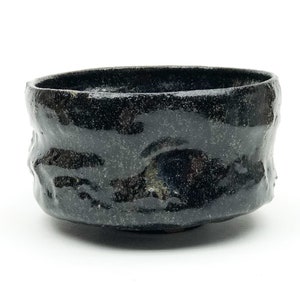 Cuenco de cerámica para té matcha chawan negro para la ceremonia del té japonés: regalo para amantes de la cerámica y el té.